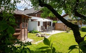 Ganzes Haus mit großem Garten und Natur